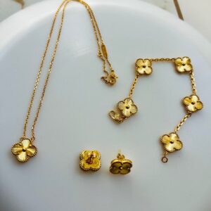 Elegant Clover Jewelry Set – Necklace, Bracelet & Stud Earrings